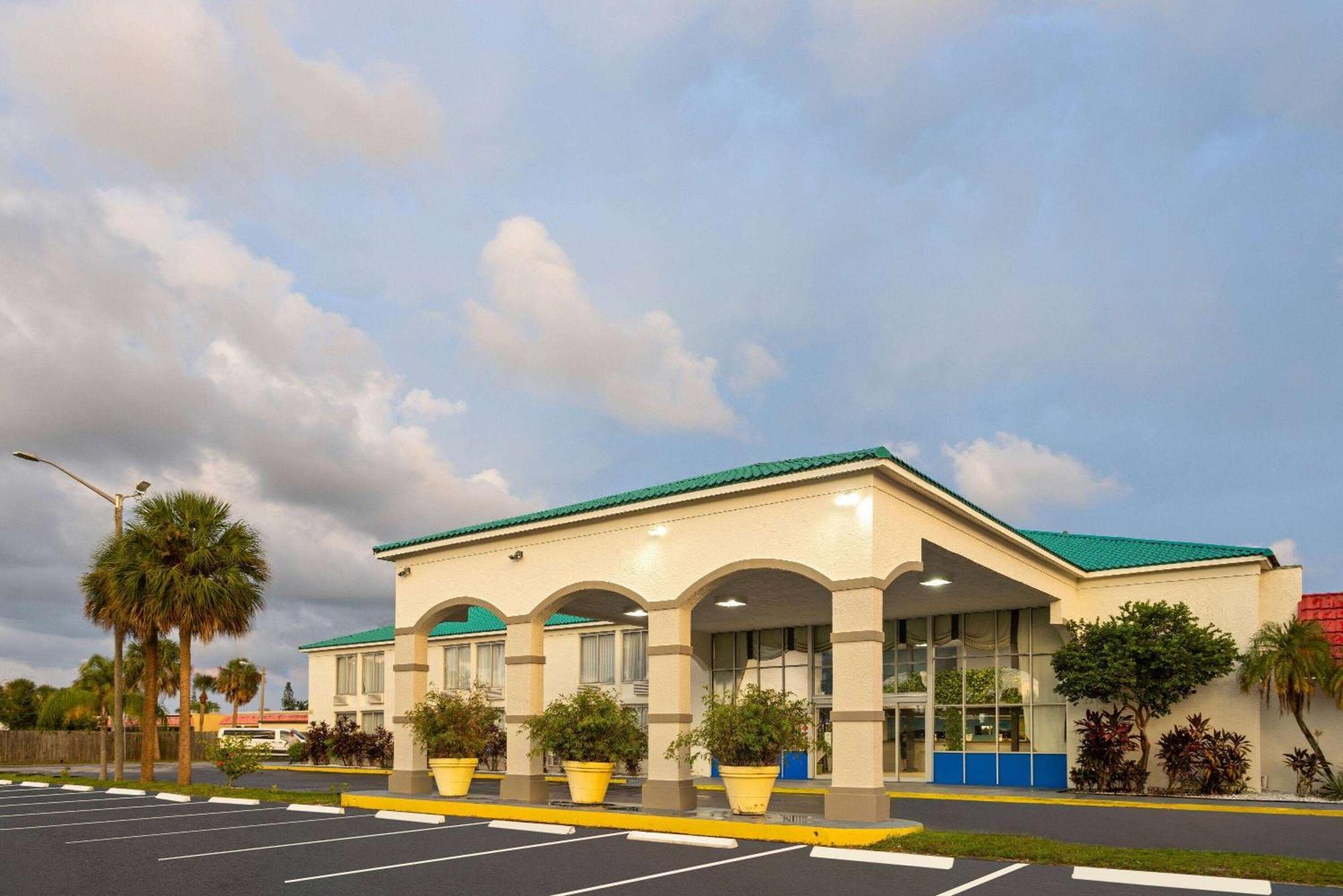 Days Inn By Wyndham Fort Pierce Midtown Esterno foto