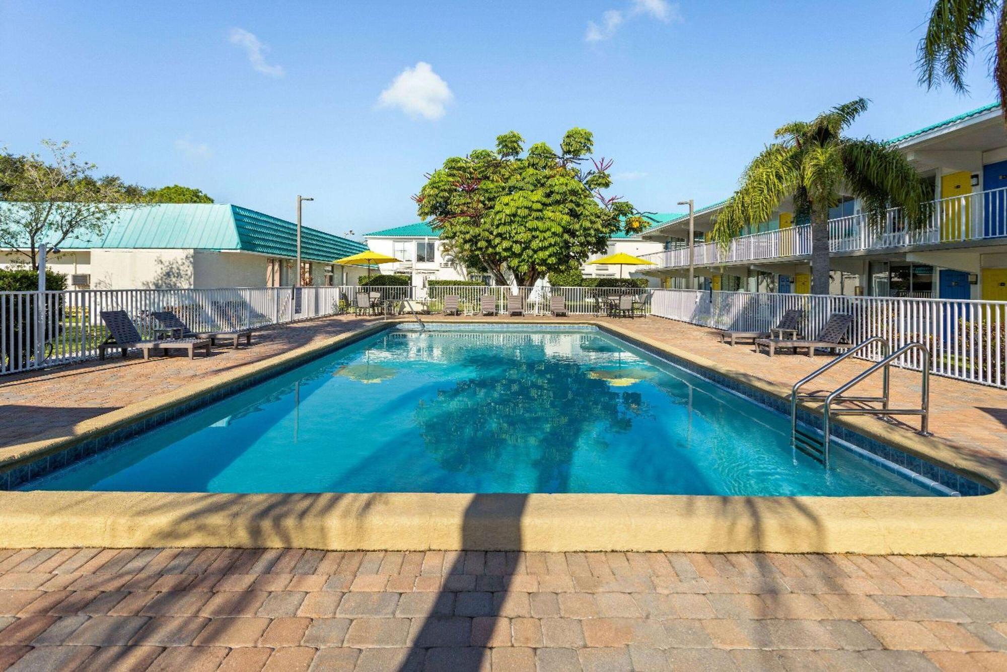 Days Inn By Wyndham Fort Pierce Midtown Esterno foto